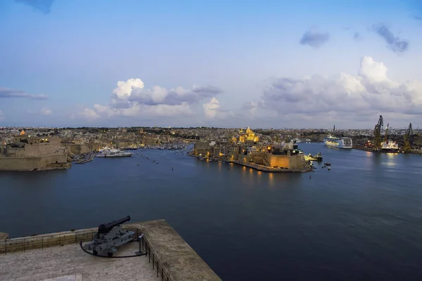 Malta Panorama Fortificado Três Cidades Com Navios Ancorados Nuvens Acima — Fotografia de Stock