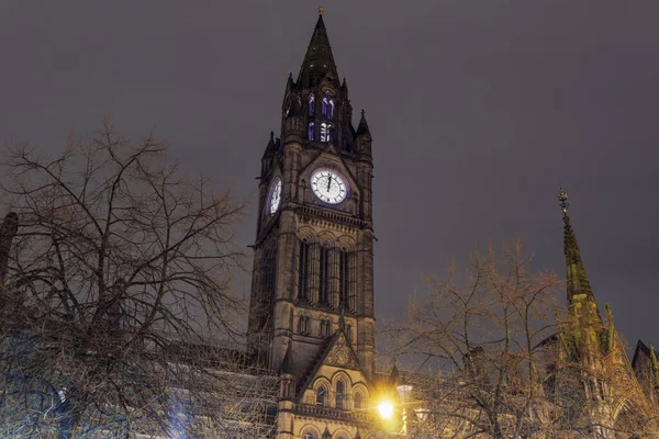 マンチェスター 真夜中に市議会の象徴的な塔の英国の夜景 イルミネートされたタウンホールゴシック時計はアルバート広場で85の高さを上げ — ストック写真