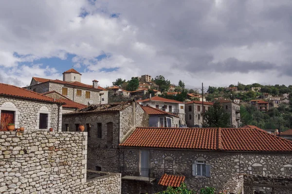 Griechisches Dorf Mit Traditionellen Steinhäusern Gegen Den Wolkenverhangenen Himmel Tagesansicht — Stockfoto