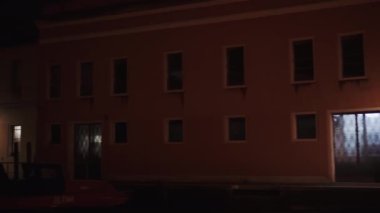 Venedik, İtalya Büyük Kanal 'ın sağ kıyısındaki geleneksel alçak binaların gece manzarası, bir yelkenli teknesinden izleniyor.. 