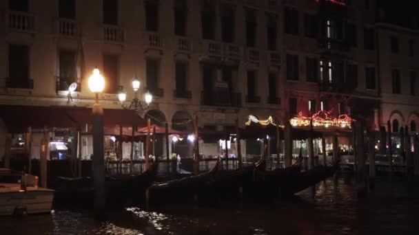 Venedig Italien Nacht Meerblick Auf Festgemachte Gondeln Schaukeln Auf Dem — Stockvideo