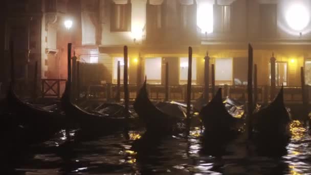 Venecia Italia Vista Mar Góndolas Amarradas Balanceándose Agua Del Gran — Vídeo de stock