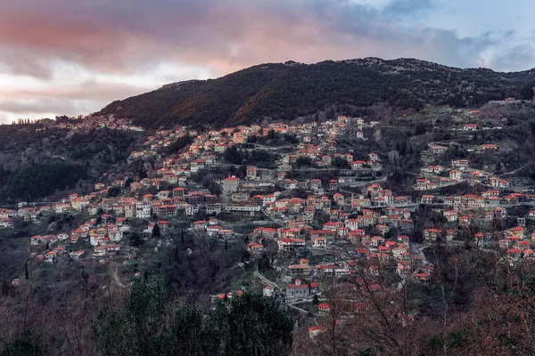Lagadia, Arcadia Moreloponnese 'de geleneksel panoramik dağ manzaralı Yunan köyü.