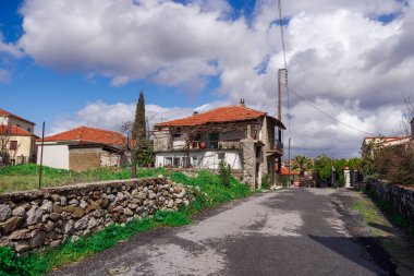 Yunanistan 'da kırmızı kiremitli geleneksel eski apartman evleri, Leontari, Arcadia Moreloponnese' de bulutlu gökyüzüne karşı.