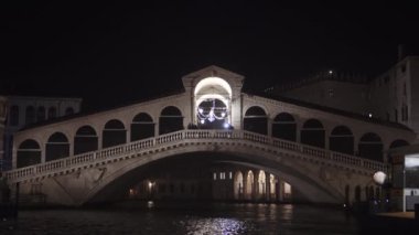 Venedik İtalya tarihi Rialto Köprüsü 'nden denize açılıyor Büyük Kanal' ın sakin sularında geceleyin.