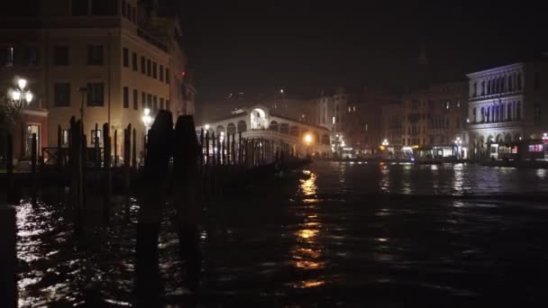 Wenecja Włochy Odpływają Historycznego Mostu Rialto Spokojnych Wodach Canal Grande — Wideo stockowe
