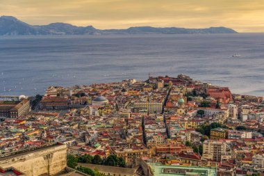 Napoli, İtalya akşam manzaralı şehir merkezi kıyı bölümü Plebiscito Meydanı ve Palazzo Gün batımında görülebilir.