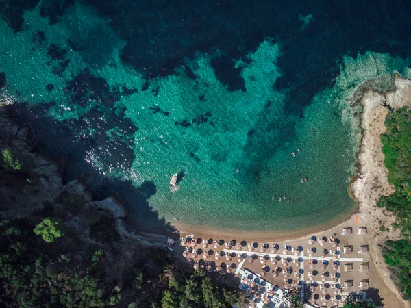Aguas Turquesas Playa Mediterránea Con Sombrillas Vista Aérea Del Dron — Foto de Stock