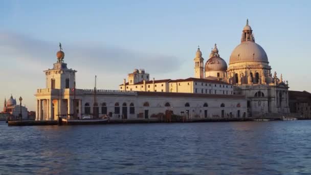 Venecia Italia Navegando Durante Amanecer Las Tranquilas Aguas Del Gran — Vídeos de Stock