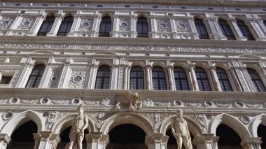 Venedik, İtalya, Doges Sarayı 'nın simgesi. Venedik tarzı Gotik Palazzo Ducale girişinin gündüz manzarası, Mars ve Neptün heykelleri ile Scala dei Giganti.