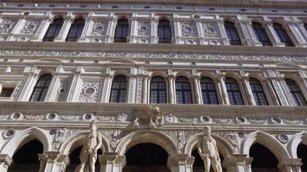 威尼斯意大利狗宫地标外墙 1340年威尼斯哥特式杜卡莱宫入口的日景 与斯卡拉 吉甘提及火星和海王星雕像 — 图库视频影像
