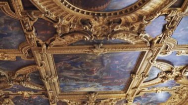 Venedik İtalya Doges Sarayı - Venedik Sarayı Büyük Konsey Odası 'nda ziyaretçileri olan Venedik Sarayı - Tintoretto tuvalinden Il Paradiso ile Sala del Maggior Consiglio.