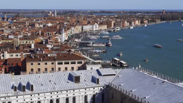 Benátky Itálie vyvýšený den pohled panorama od St Marks Campanile s tradičním low-rise červené dlaždice střechy budovy viditelné, Doges Palace top a nábřeží s kotvící laguny.