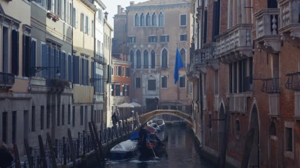 Velence Olaszország Nap Kilátás Gondola Turisták Evezős Vitorlázás Csatornák Mentén — Stock videók