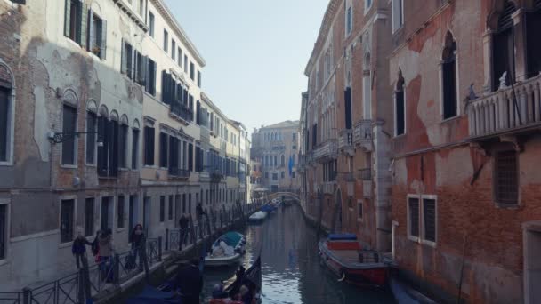 Venedig Italien Dag Syn Gondol Med Turister Och Roddare Seglar — Stockvideo