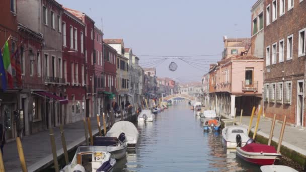 Venedig Italien Murano Dag Utsikt Med Traditionella Låghus Och Förtöjda — Stockvideo