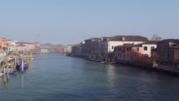 Venedig Italien Murano Dag Utsikt Med Traditionella Låghus Och Förtöjda — Stockvideo