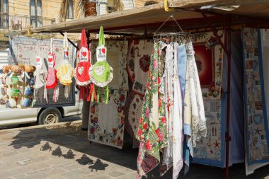 Marsaxlokk köyünde açık hava tezgahları. Yerel hediye ürünleri var. Malta mutfağı önlükleri satılık..