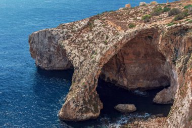 Mavi Grotto 'nun Malta adası panoramik manzarası - Taht il-Hnejja deniz mağaraları, Babu Vadisi' nden görülen doğal mağaralar.