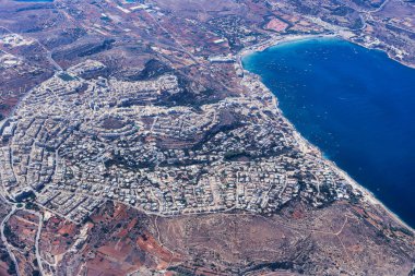 Mellieha Körfezi ve Ghadira 'nın çevresindeki evleri ve binaları olan Malta adası antenleri görülebilir..