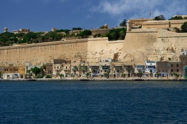 Valletta, Malta 'da Grand Harbour' daki geleneksel deniz manzaralı evler, Yukarı Barrakka Bahçeleri 'nin altında, tahkimatlı, UNESCO Dünya Mirası Bölgesi.