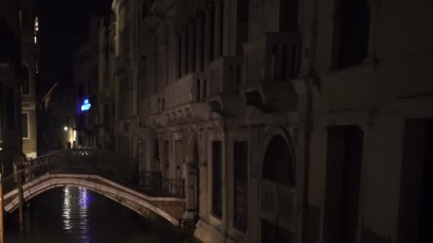 Venice Italy Night View Empty Pedestrian Bridge Narrow Canal Traditional — ストック動画