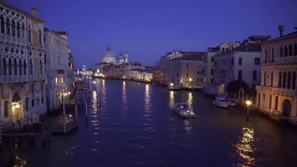 Wenecja Włochy Widok Nocy Żaglowca Spokojnych Wodach Canal Grande Basilica — Wideo stockowe