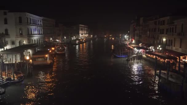 Венеция Италия Ночной Вид Море Пришвартованные Гондолы Раскачивающиеся Воде Большого — стоковое видео
