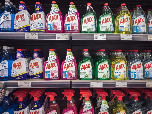 AJAX ürünleri süpermarkette satılıyor. İçi plastik cam şişelerle ve vitrinlerle dolu. Fiyat etiketleriyle sergilenen sıvı ve deterjanlarla dolu..