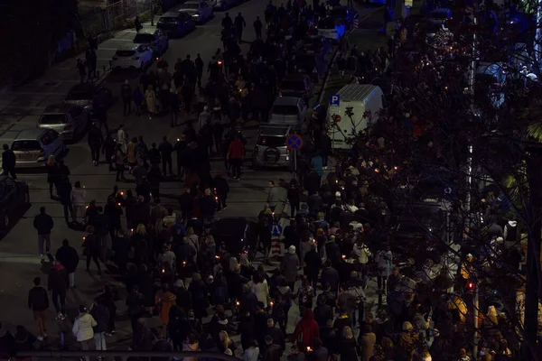 Geceleri mumları tutan kalabalık toplanırdı. Yunanistan 'ın Selanik kentindeki sokaklarda düzenlenen Kutsal Cuma Hıristiyan Ortodoks Ortodoks Alayı törenine insanlar katıldı.