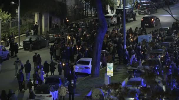 촛불을 사람들은 그리스 테살로니키 거리에서 열리는 금요일 크리스천 정교회의에 Epitaph — 비디오