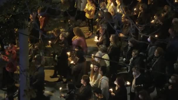 촛불을 사람들은 그리스 테살로니키 거리에서 열리는 금요일 크리스천 정교회의에 Epitaph — 비디오