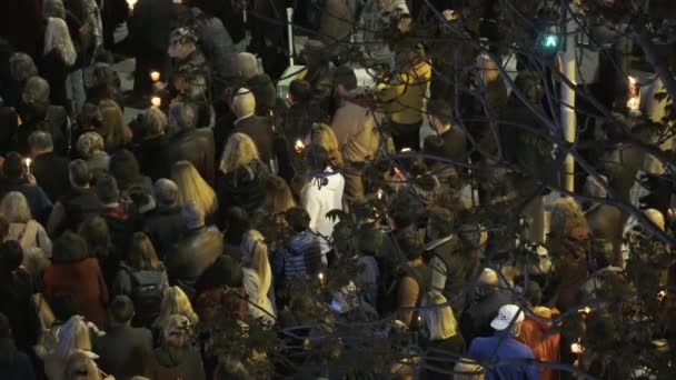 Versammelte Menschenmenge Mit Kerzen Der Nacht Menschen Nehmen Den Straßen — Stockvideo