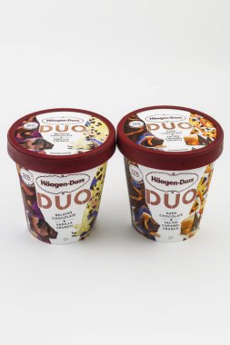 Selanik, Yunanistan - 26 Nisan 2022: Beyaz arka planda Haagen-Dazs Duo dondurmaları. Meşhur dondurulmuş tatlı karton paketin üzerinde Belçika çikolatası, vanilya gevreği, siyah çikolata ve tuzlu karamelli gevrek..