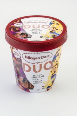 Selanik, Yunanistan - 26 Nisan 2022: Beyaz arkaplanlı Haagen-Dazs Duo dondurması. Belçika çikolatası ve vanilya gevreği aromalı karton paketin üzerinde dondurulmuş meşhur bir tatlı..