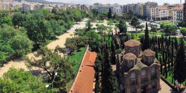 Şehir meydanındaki Yunan Bizans Ortodoks kilisesi. 11. yüzyıl Panagia Chalkeon dini binası civarında parkı olan Selanik Aristotelöz Meydanı 'nın yükseltilmiş manzara manzarası.