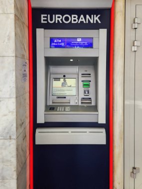 Greek Bank ATM 'si. Eurobank Yunanistan 'ın banka logolu bir şubesinin önünde 24 saat nakit para makinesi.