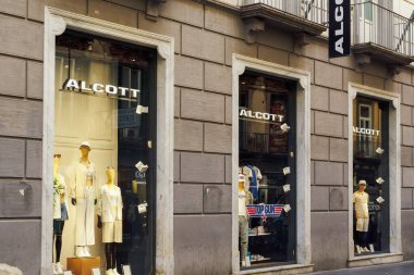 Napoli, İtalya - 3 Haziran 2022: Alcott mağazalarının vitrininde logolu Top Gun Maverick film tişörtü.