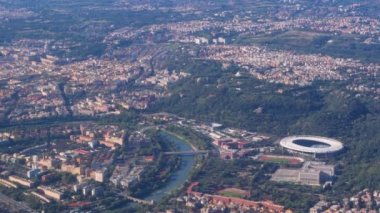 Roma şehir merkezinin hava manzarası, Tiber nehri görünür ve Aziz Peter Bazilikası ile Vatikan.