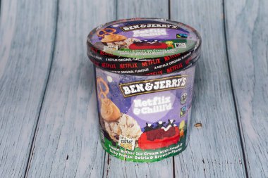 Selanik, Yunanistan - 10 Temmuz 2022: Ben ve Jerry Netflix ve Chill orijinal aromalı dondurma. Karton ambalajlı meşhur dondurulmuş tatlı içerik detaylarıyla.