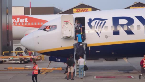 Νάπολη Ιταλία Ιουνίου 2022 Ταξιδιώτες Αποσκευές Επιβίβαση Αεροσκάφος Boing 737 — Αρχείο Βίντεο