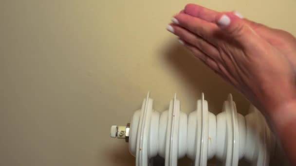Thuis Winter Verwarming Prijzen Gaan Concept Slider Pan Video Vrouwelijke — Stockvideo