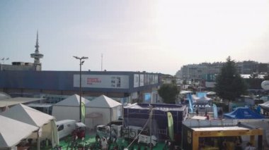 Yunanistan 'ın Selanik kenti, 86. Uluslararası TIF Uluslararası Yıllık Fuarı sırasında pavyonlar ve sergi tezgahlarının önünde ziyaretçiler bekliyor.