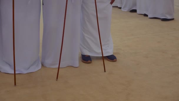 ギリシャテッサロニキ2022年9月11日 展覧会中に薄い竹の杖を保持し 白い神戸を身に着けてUaeの男性と伝統的な中東アラビア民俗舞踊 — ストック動画