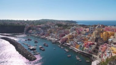Marina di Corricella, İtalya 'nın Campania Bölgesi' nde görünür, düşük katlı geleneksel renkli evler ve demirlemiş teknelerle dolu Procida adası hâlâ gündüz görüşünde..