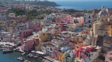 Marina di Corricella, İtalya 'nın Campania Bölgesi' nde görünür, düşük katlı geleneksel renkli evler ve demirlemiş teknelerle dolu Procida adası hâlâ gündüz görüşünde..