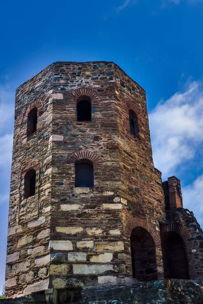 Nízký Úhel Pohledu Kamennou Byzantskou Věž Okenními Otvory Proti Modré — Stock fotografie