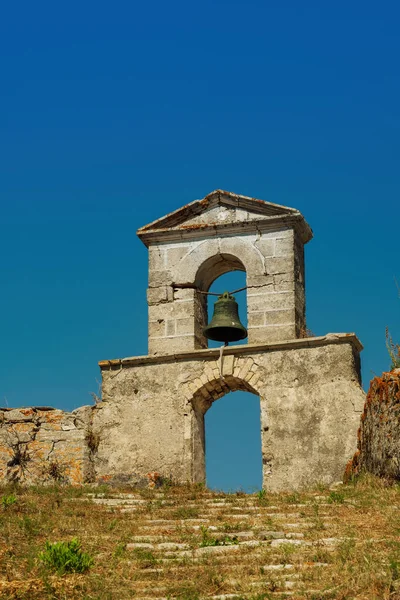 Zchátralá Kamenná Zvonice Zavěšeným Bronzovým Zvonkem Vrcholu Kopce Konci Kamenné — Stock fotografie