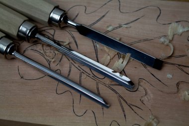 Oyma tahtalar ve talaşlarla yontulmuş keskiler..