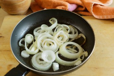 Tavada soğan, ringde soğan.